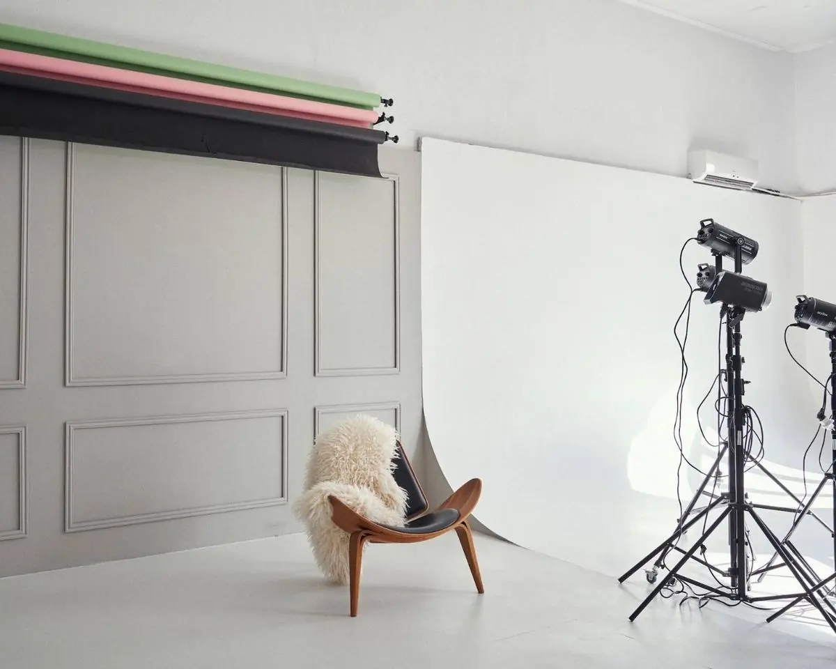Fashion zāle ar baltu ciklorāmu un studijas gaismām