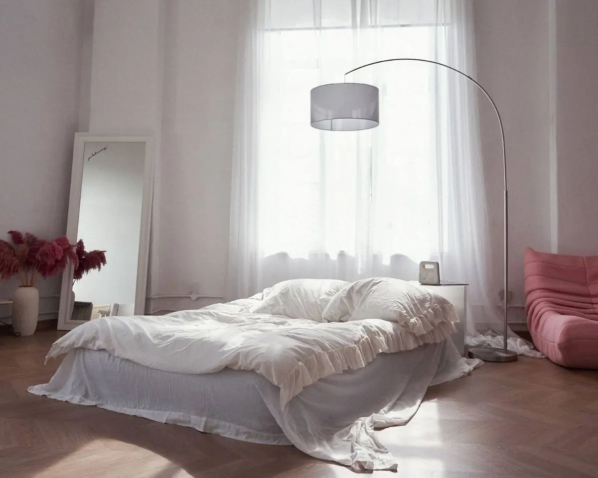 Home Chic guļamistabas zona ar gultu un loka lampu