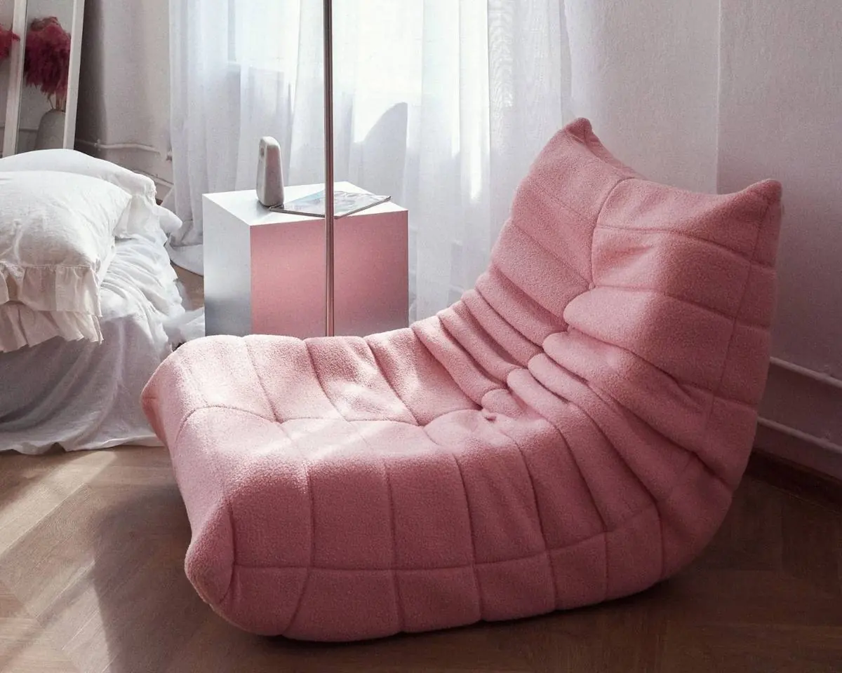Home Chic zona ar rozā dīvānu, gultu un polu