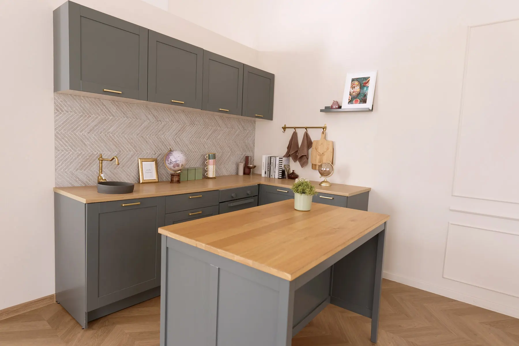Home Chic virtuve ar tumši pelēkām fasādēm, ozola darbvirsmu, misiņa jaucējkrānu un virtuves salu